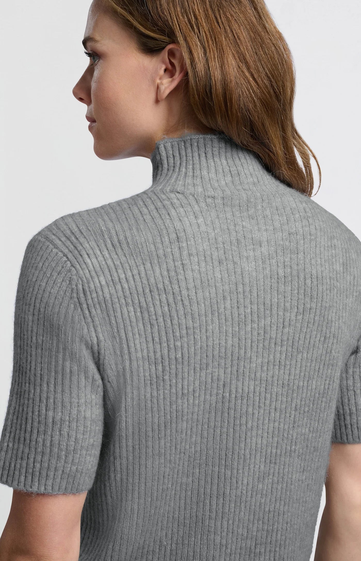 Gerippter Pullover mit kurzen Ärmeln