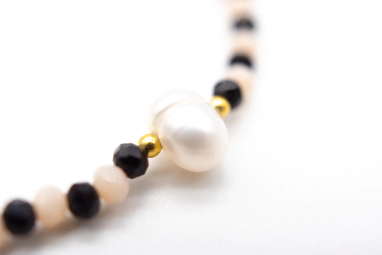 Armband „Mala Single 6Drops Black and White“